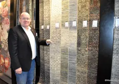 Patrick Janssens van Janssens Oriënt Carpets Holland BV uit Tilburg bij een deel van de nieuwe collectie Flavid, waaraan zes trendy kleuren zijn toegevoegd.
